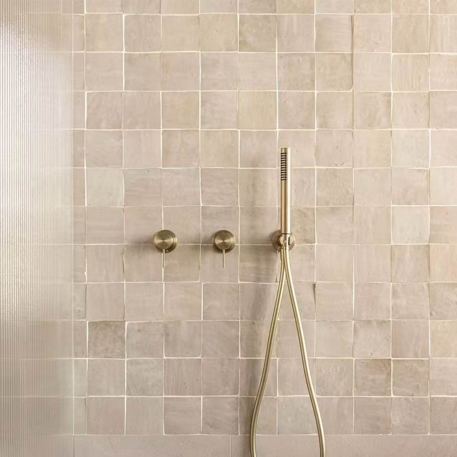 Nero Slim Shower on Bracket Brushed Gold, NR307BG_IMG2
